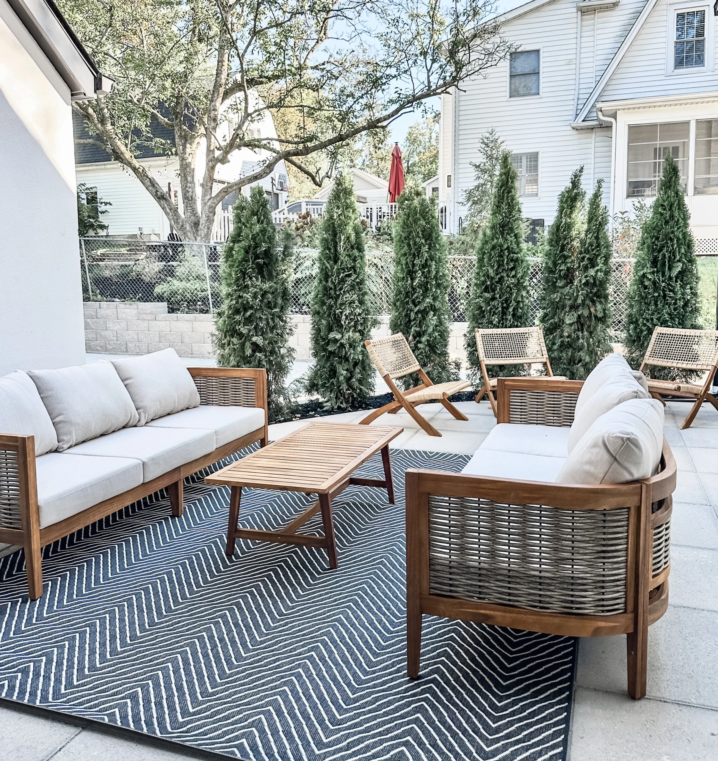 This backyard with it’s natural wood and foliage provides a modern and sustainable feel.